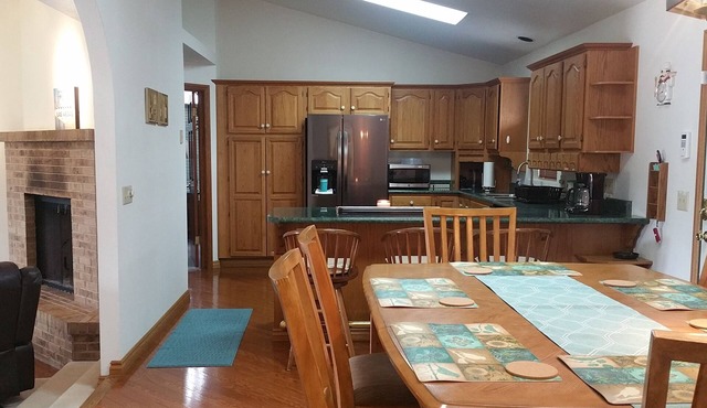 Very clean, quiet, 3/4-acre adorable getaway, near Strip/Downtown
