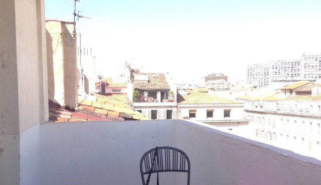 very clear studio, with 2 terraces, close to the old port opposite the opera house
