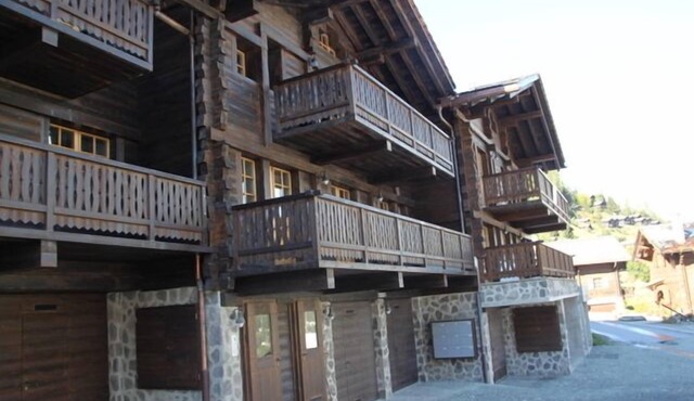 Very comfortable 5-room apartment for 7 - 8 persons in the old village : Living room with wood stove