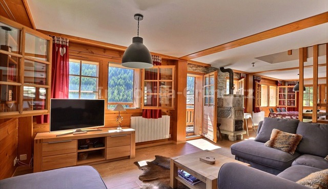 Very comfortable flat on 2 levels for 6 people, living room, kitchen area with dishwasher, 1 double