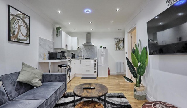 Very Cosy & Lovely 1 Bed Garden Apartment with side access, Suitable for Long Stay and Short Stay