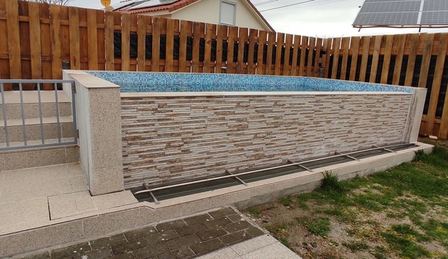 Very nice house with pool and private garden