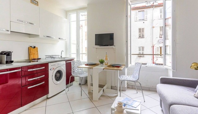 Very nice studio, close to shops. C.V, quiet, Jean-Médecin and 10 mn beaches