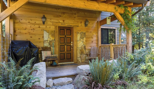 Very private and peaceful Arbutus cottage in Yellow Point.