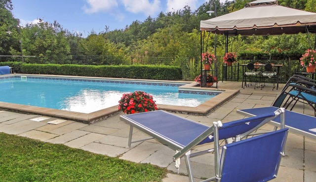Very private detached cottage with private solar-heated pool