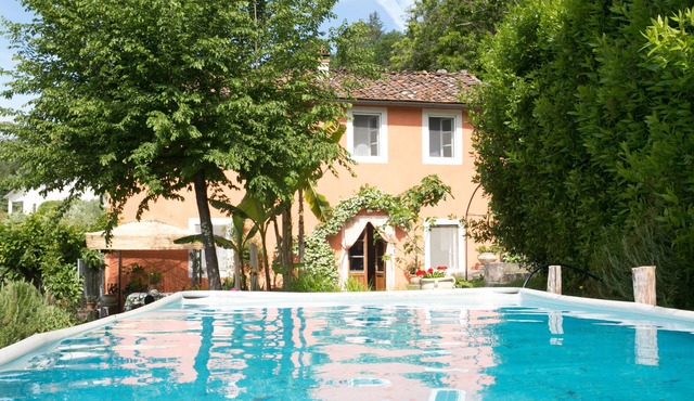 Very private villa, pool, 12 km to Lucca, walk to restaurant, amazing views