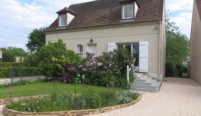 Very quiet country village pavilion, 5 minutes from the RER A, 40 minutes from PARIs