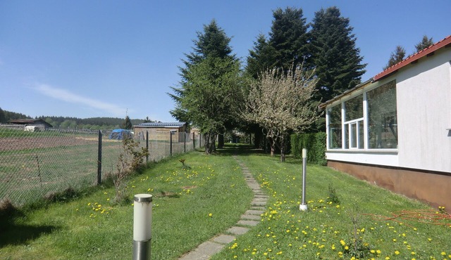 Very quiet bungalow, right on the forest, pets welcome.