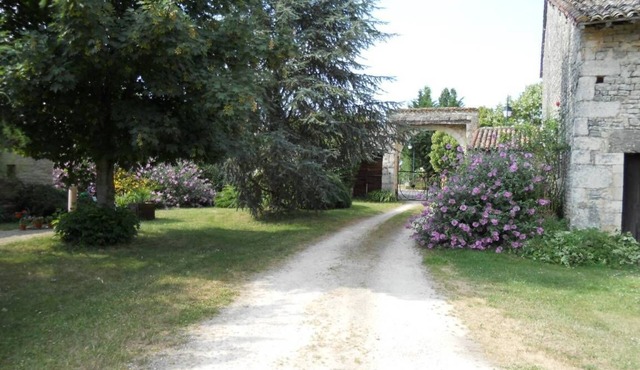Very Quiet Single-Story Vacation Rental, 35 Minutes from Futuroscope – Special Offer from June 24 to 30