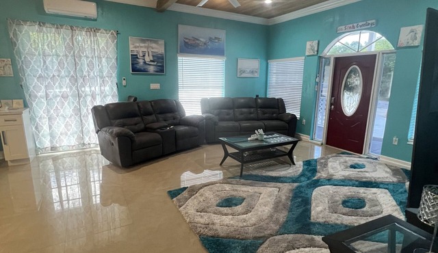 Very quiet spacious house located near Hoopers Bay and Turtle Beach