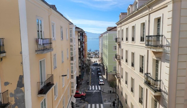 Very spacious and central apartment with views of the bay