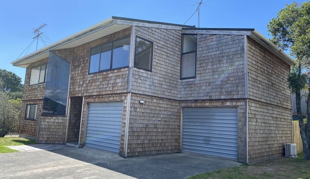Very Spacious Shamrock Bach, sleeps plenty