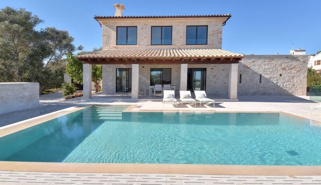 Very spacious villa in Portocolom in a contemporary style with infinity pool