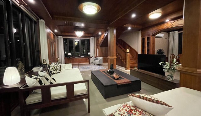 Very Spacious VILLA w/ Garden, Luang Prabang, 4BR, 1 Office, 2 Balkone, 8Pax