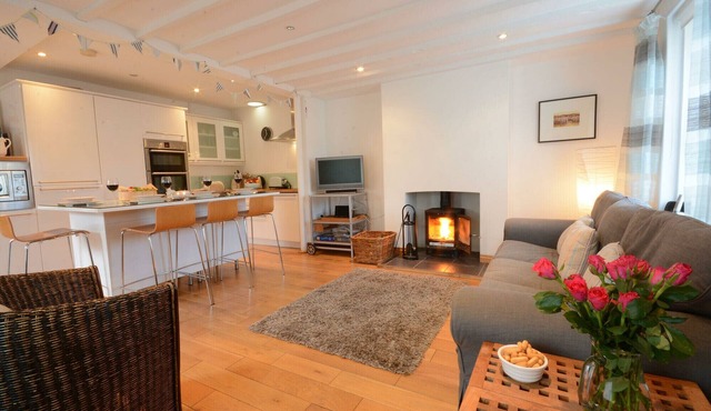 VESTA COTTAGE, ORFORD, pet friendly, with open fire in Orford