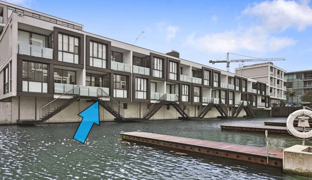 Viaduct Harbour Waterside Apartment with Heat Pump