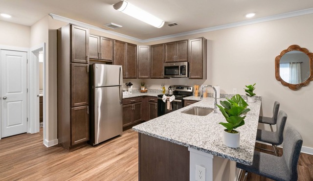 Vibrant 2 beds/2 baths apartment, just 1 mile from Stafford Hospital