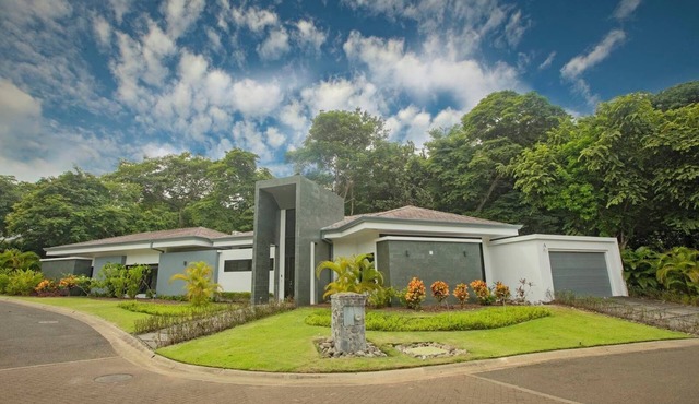 Vibrant 3 Bedroom home at Pacifico Resort