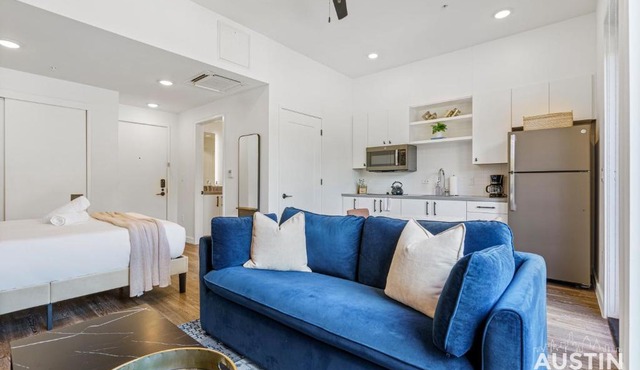 Vibrant Austin Studio Balcony plus Parking and Wi-Fi