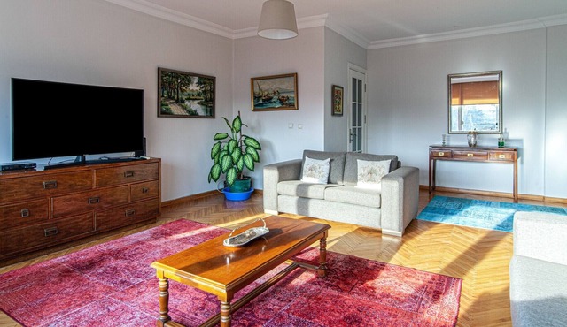 Vibrant Flat next to Etiler Metro Station