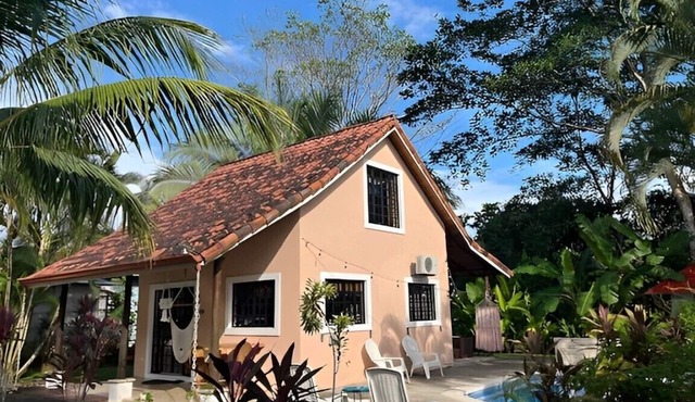 Vibrant Home with Pool, Perfect Beachside Getaway