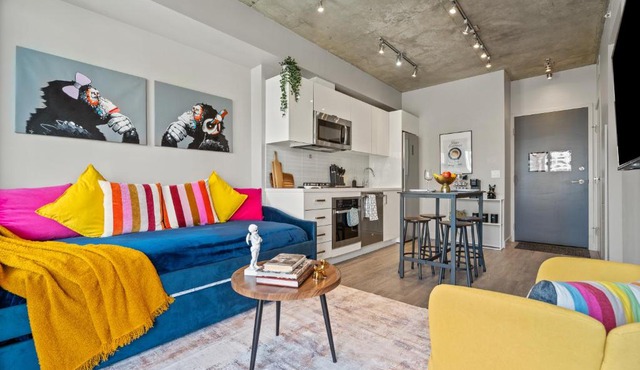 Vibrant PopArt downtown suite, comfy and stylish!