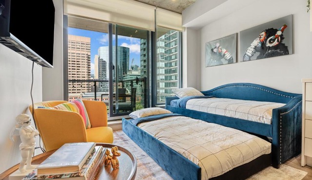 Vibrant PopArt downtown suite, comfy and stylish!