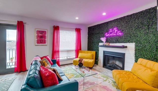 Vibrant Riverfront 2BD w/a Pool