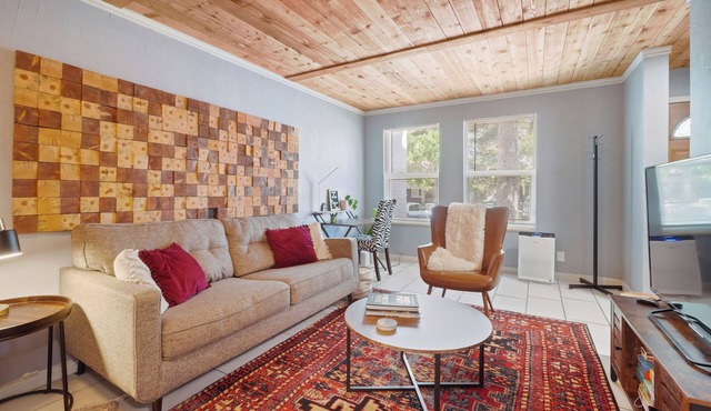 Vibrant, spacious tri-level home by park and lake, safe
