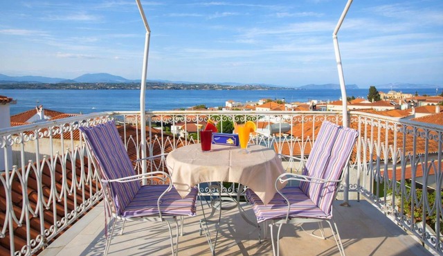 Vibrant Spetses - Mata Colorful Nest