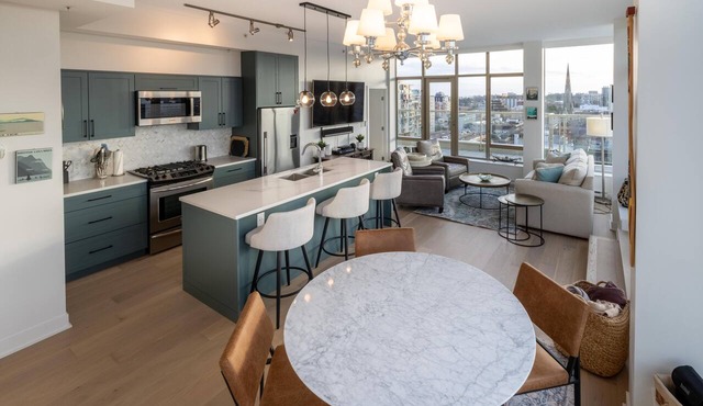Victoria's SEA-Cret-Stunning Olympic and Inner Harbour Views from 450 sq ft Balcony