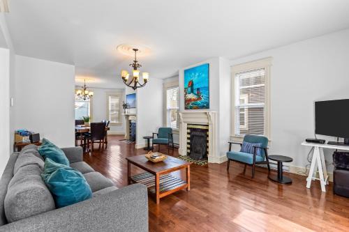Victorian 4BR 25BA 2Parking Near Parks & DT