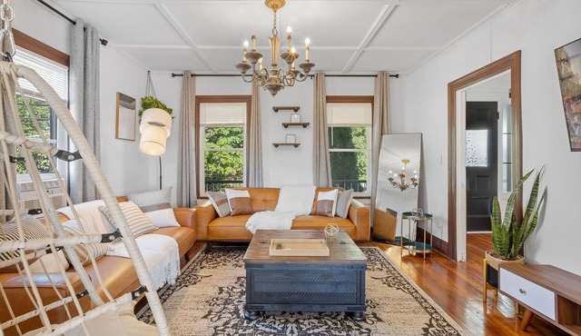 Victorian 4BR/2BA Modern Home