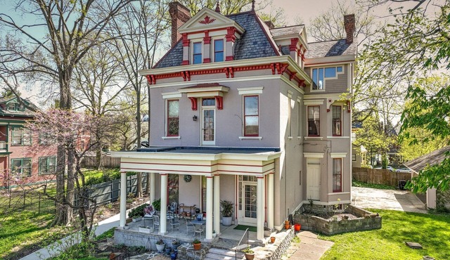 Victorian Haven on the Hill - Top 2 Floors