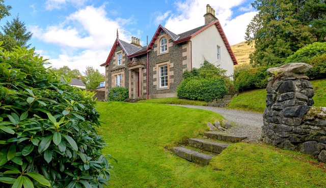 Victorian house, family & pet friendly, overlooking Loch Long, by Loch Lomond