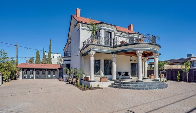 Victorian manor built in 1903 accommodates 16 guests