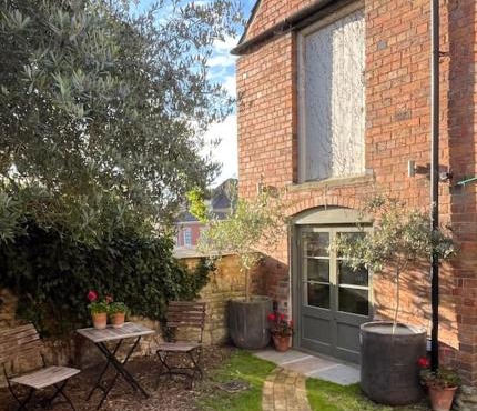 Victorian Red Brick Barn in the Heart of Stamford