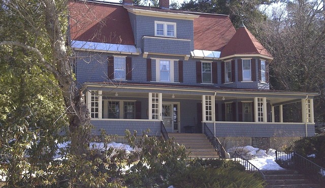 Victorian Splendor Amidst the Mountains