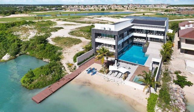 Vida Bella: Oceanfront estate w/private beach, full staff, pool, gym & cinema