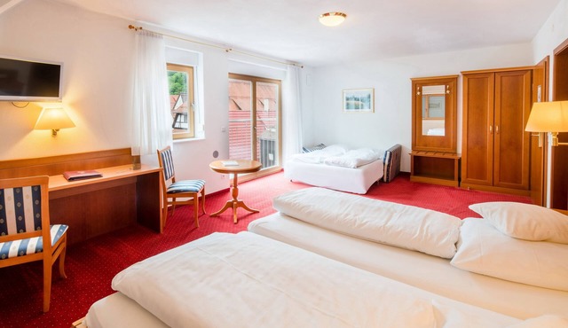 Vierbettzimmer mit Dusche