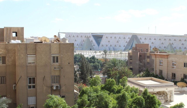 View Great pyramids & Egyptian Museum; a 10 min walk & 1.7 km 2 Great Pyramids.