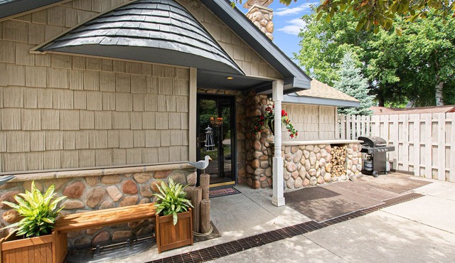 Views abound from this lakefront charmer with in-ground pool