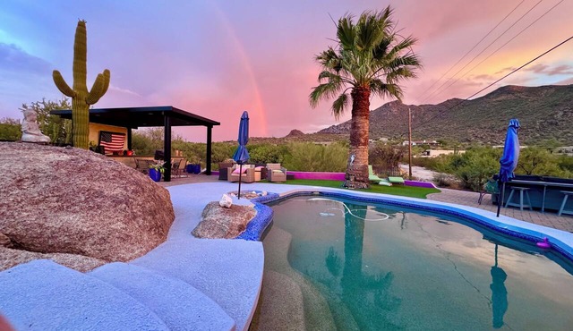 ❤️ VIEWS-pool- Jacuzzi - boulders - private walk to town. Unique new renovation