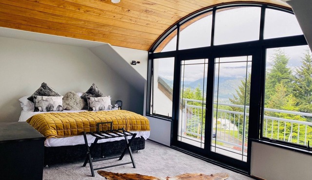 Views Views Views! 4Bed Stylish Oasis 5 mins to CBD