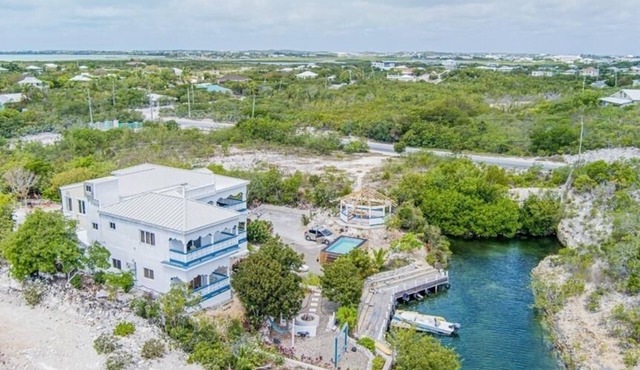 Villa Serenity - (Water View Suite)