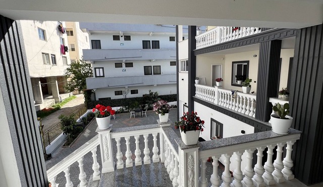 VILA AARON