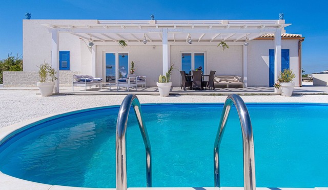 Villa dei Due Mari, private pool 200m from the beach