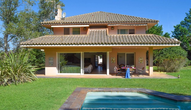 Villa 100 meters from the sea, in the Platja de Pals Golf Club. A/C