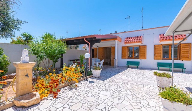Villa 350 meters from the beach with 3 bedrooms, outdoor spaces and parking.