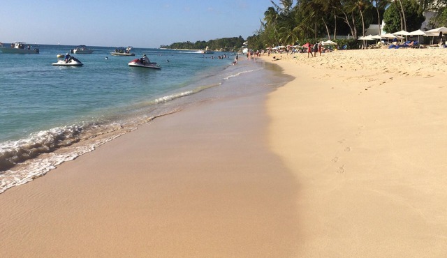 Villa, 4 beds, 3 bathrooms, 1 minute to beach by car or 10 minute stroll